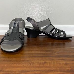 Munro American Women’s Sandals in Silver NWOT Size 7